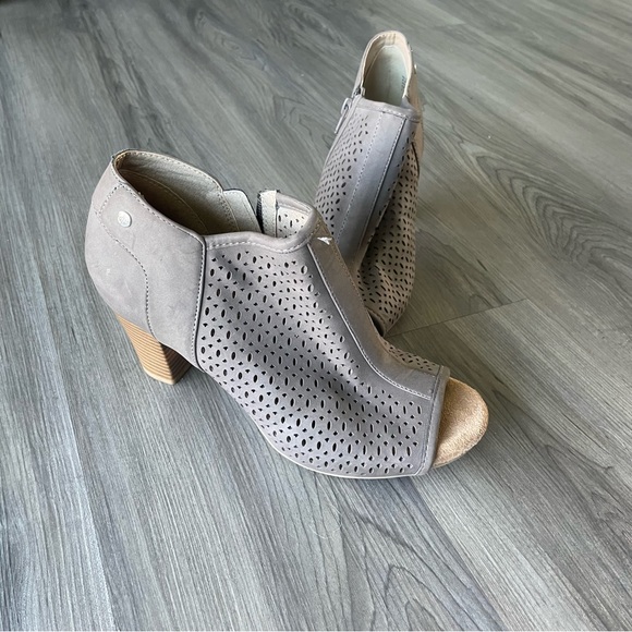 Giani Bernini Gray Perforated Ankle Booties Chunky Heel Women’s 7.5 - Picture 3 of 14